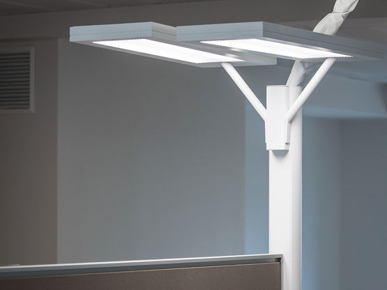 Lampadaire sur pied avec double tête déportée jusqu’à 80W pour poste de travail | Ludic Touch - produit présenté par RADIAN