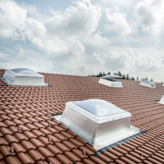 Lanterneau à rupture de pont thermique pour éclairage, ventilation et désenfumage | LAMILUX Rooflight F100 W - produit présenté par LAMILUX