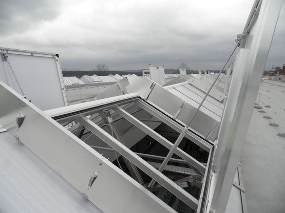 Lanterneau double versant en aluminium et polycarbonate pour éclairage zénithal | LAMILUX Continuous Rooflight S​ - produit présenté par LAMILUX