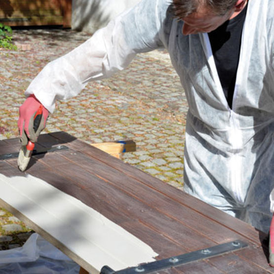 Lasure de protection et décoration pour boiseries anciennes | SOS Rénovation volets, portes, bardages, bois grisés, tachés