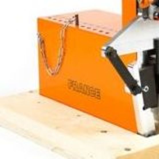Machine portable pour réalisation de coudes et dévoiement sur gouttières | Coudeuse ARALTEC - produit présenté par ARALTEC