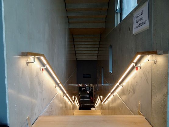 Main courante lumineuse en bois - Escaliers
