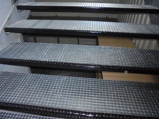  Marches d&#039;escaliers avec nez antidérapant | JK TECHNIC - Nez de marche