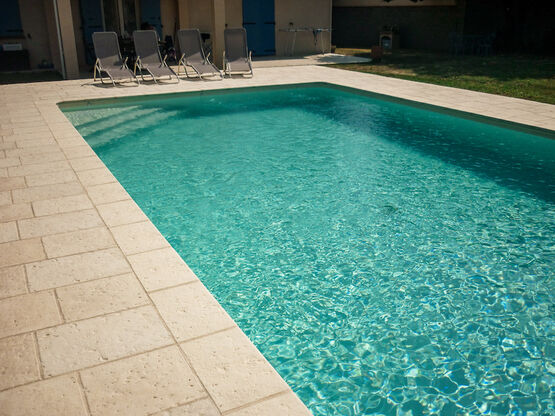 Margelle de piscine effet pierre très structurée |  Mussie - produit présenté par PIVIDAL