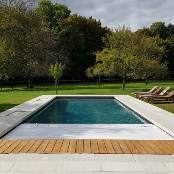  Margelle de piscine en forme de L, aspect pierre | Bourgeoise - Magnanerie - ROUVIÈRE COLLECTION