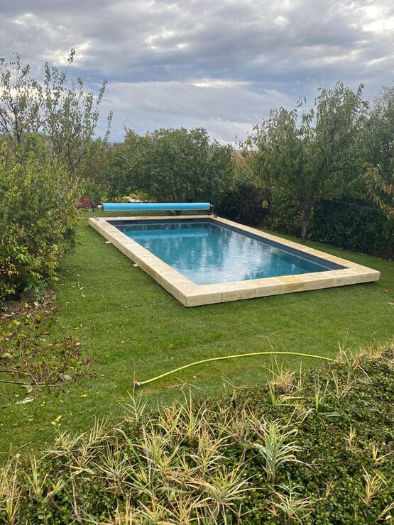 Margelle de piscine en forme de L, aspect pierre | Bourgeoise - Magnanerie - produit présenté par ROUVIÈRE COLLECTION