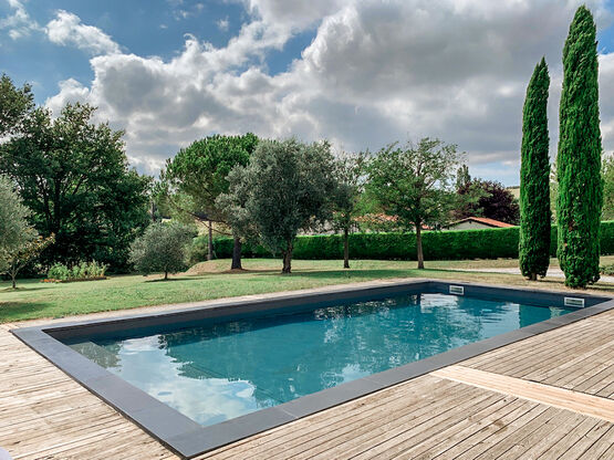  Margelle de piscine en pierre reconstituée – Grand format, design contemporain - PIVIDAL