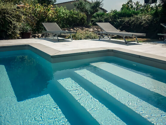 Margelle de piscine en pierre reconstituée – Grand format, design contemporain - produit présenté par PIVIDAL
