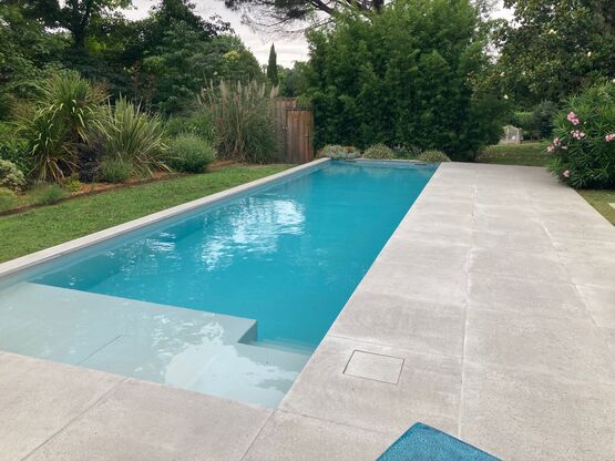 Margelles de piscine contemporaines en béton