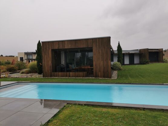 Margelles de piscine contemporaines en béton - produit présenté par ROUVIÈRE COLLECTION