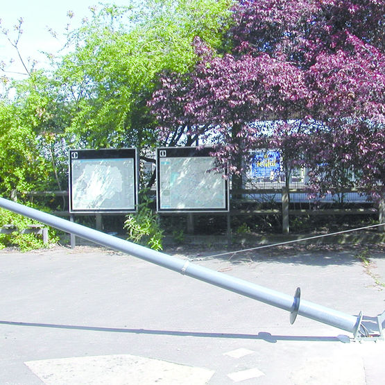 Mât à embase avec système de platine basculante | MÂT BASCULANT COMPOSITE