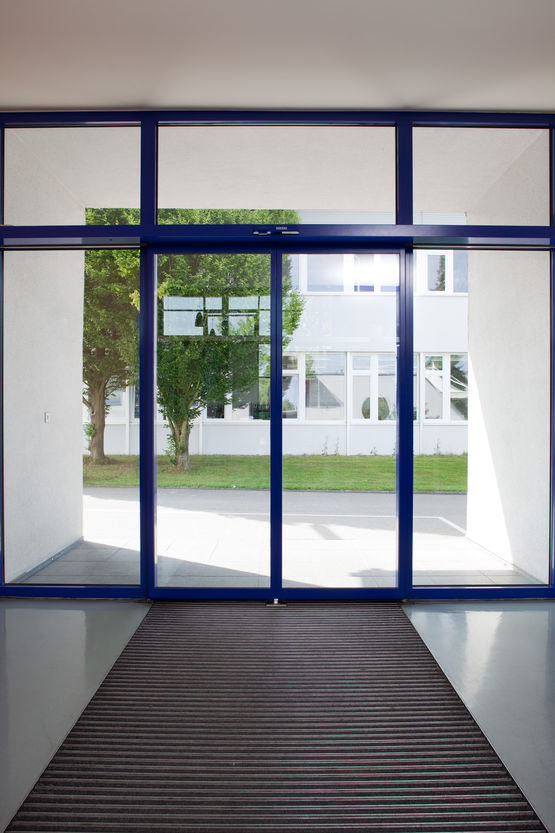 Mécanisme invisible pour porte coulissante automatique à ...