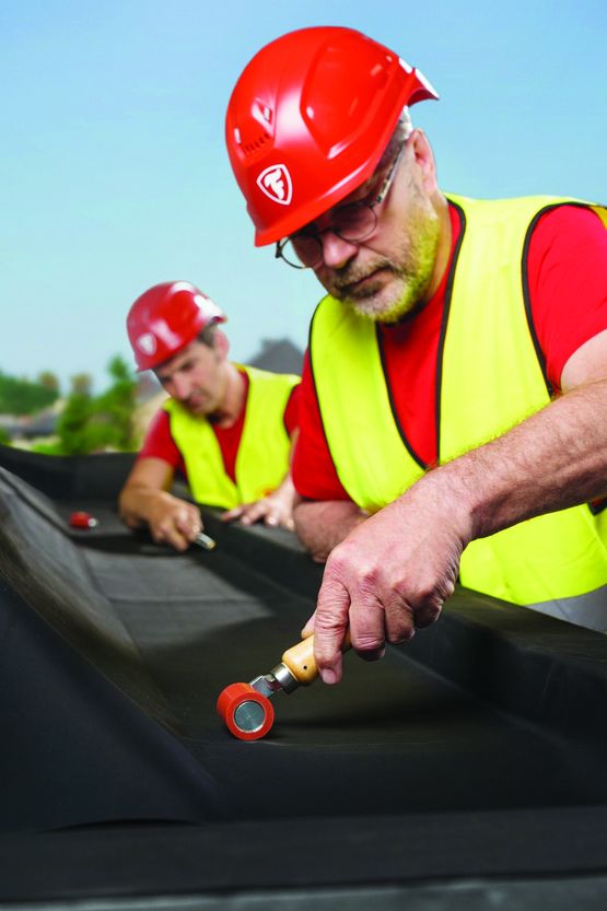  Membrane d&#039;étanchéité auto-adhésive pour chêneaux résidentiels | RubberGutter EPDM SA - ELEVATE (HOLCIM) FIRESTONE BUILDING PRODUCTS