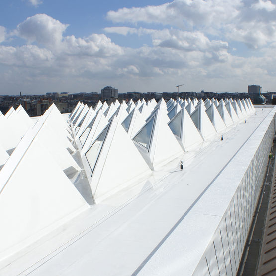 Membrane d&#039;étanchéité blanche à haute réflexion solaire | RENOLIT ALKORPLAN Bright - produit présenté par RENOLIT ALKORPLAN TOITURE PRODUITS