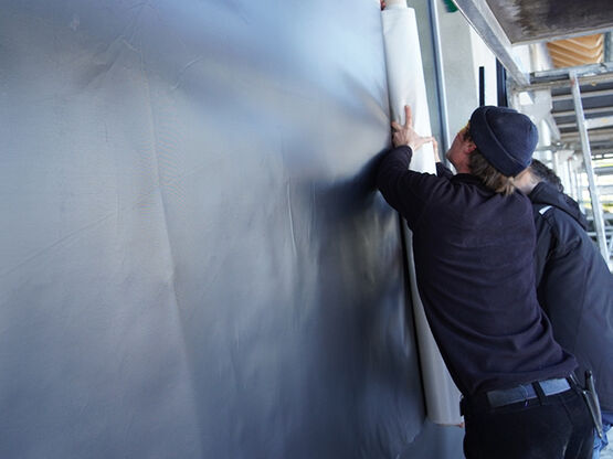   Membrane ignifuge et perméable à la vapeur pour toiture et façade | Ampatop A black - AMPACK