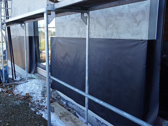   Membrane ignifuge et perméable à la vapeur pour toiture et façade | Ampatop A black - Ecran pare-pluie et autres écrans souples