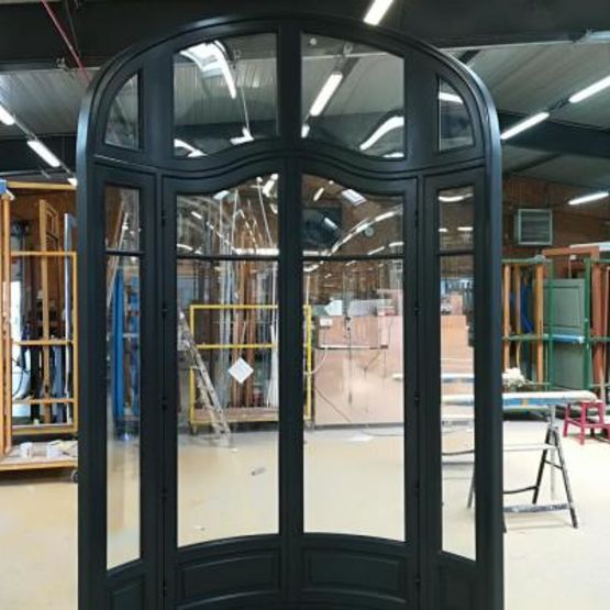 Menuiserie cintrée et bombée en bois sur mesure | Cintrée en plan - Fenêtre et porte-fenêtre en bois