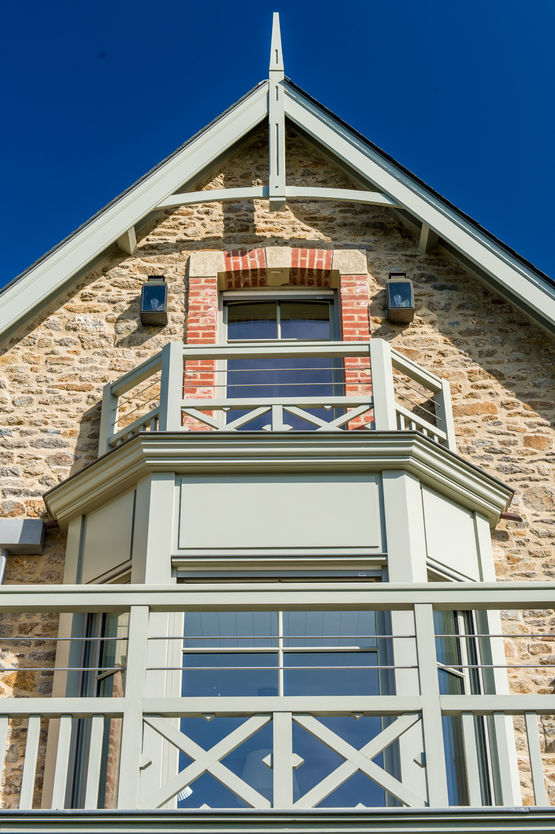  Menuiserie en bois pour sites classés | Manoir - Fenêtre et porte-fenêtre en bois