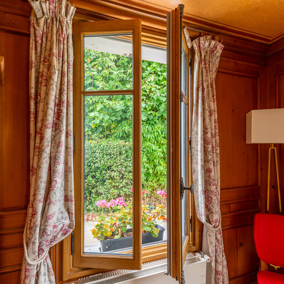  Menuiseries bois traditionnelles pour projets d’exception | Camille Style Versailles - Fenêtre et porte-fenêtre en bois