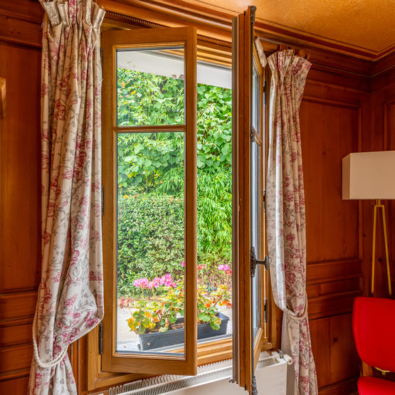 Menuiseries bois traditionnelles pour projets d’exception | Camille Style Versailles - Fenêtre et porte-fenêtre en bois
