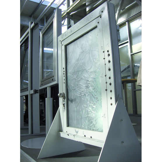 Menuiseries pare-balles en acier FB4 NS et FB6 NS | Iso Hermetic 75