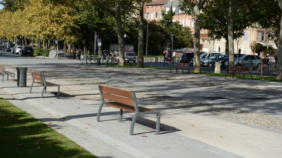 Mobilier urbain d&#039;assises en bois et acier | Cléo - UNIVERS & CITÉ