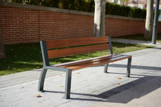  Mobilier urbain d&#039;assises en bois et acier | Cléo - Banc public