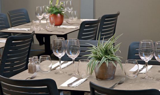 Mobiliers Extérieurs - Sélection de décors en Compact HPL Reysipur pour des aménagements extérieurs résistants, imputrescibles et design - produit présenté par POLYREY