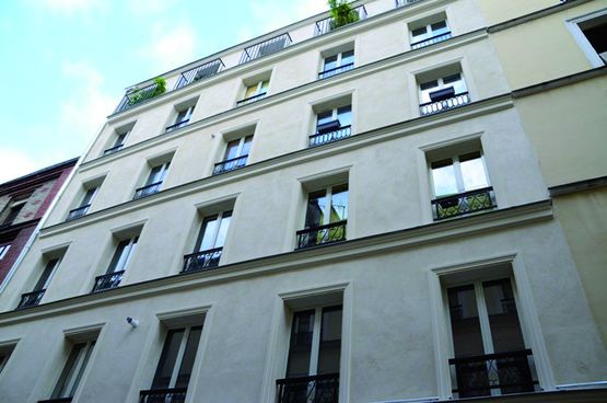 Mortier-enduit teinté plâtre et chaux pour rénovation de façade 2 en 1 | PC Teinté - produit présenté par SAINT-ASTIER