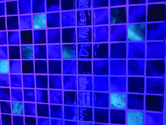 Mosaïque de verre à incrustation de tesselles luminescentes | Penta Luminis - produit présenté par ONIX MOSAICO