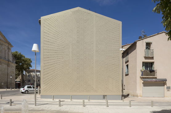  Motif tôle perforée patrimoine sur mesure pour façade éclairée  | LUNEL - Bardage en acier