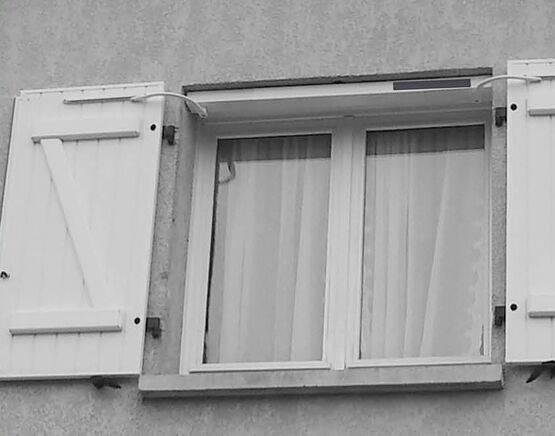  Motorisation solaire pour volets battants | WIBAT Linteau Solar - MANTION