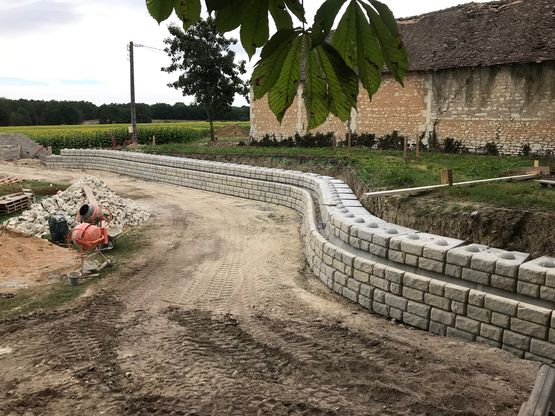  Mur de Soutènement - blocs béton empilable | REDI ROCK by PB ROCK - Mur de soutènement et ouvrage cadre