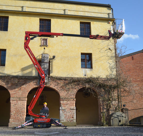 Nacelle aérienne chenillée à 2 opérateurs | LightLift 15.70 Performance IIIS - produit présenté par HINOWA