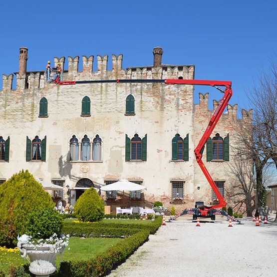 Nacelle aérienne chenillée d'une hauteur de travail 25.70 m | Lightlift 26.14 - produit présenté par HINOWA