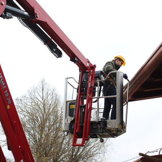 Nacelle aérienne chenillée panier à coins biseautés | LightLift 13.70 Performance IIIS
