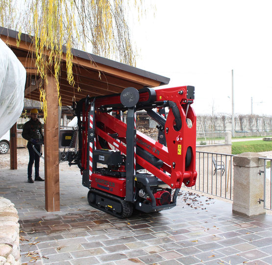 Nacelle aérienne chenillée panier à coins biseautés | LightLift 13.70 Performance IIIS - produit présenté par HINOWA
