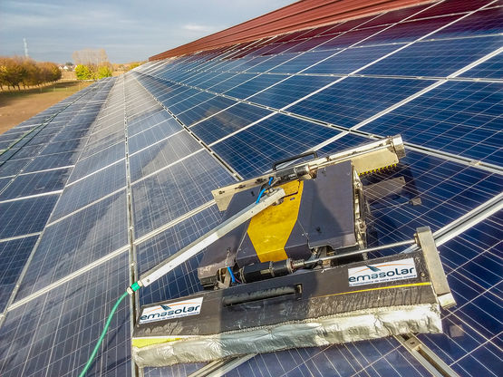  Nettoyage professionnel des panneaux photovoltaïques | EMASOLAR - EMASOLAR