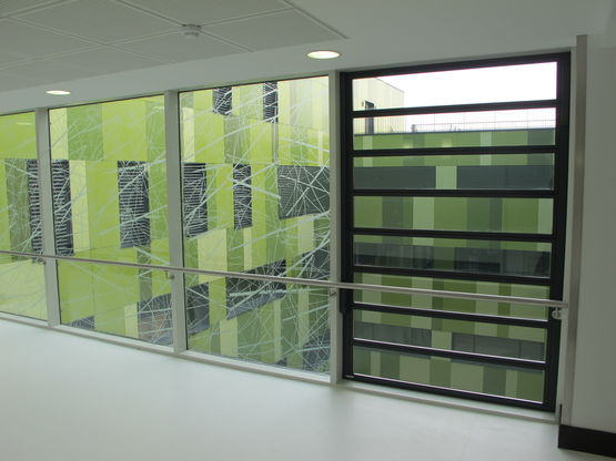 Ouvrant de façade à lames en verre pour ventilation naturelle et désenfumage | Coltlite - produit présenté par COLT
