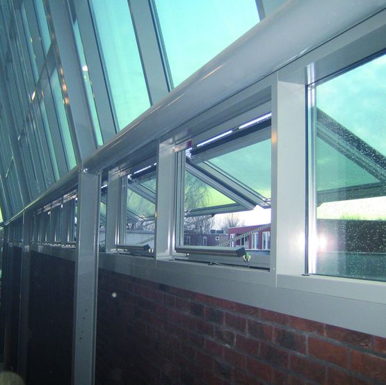Ouvrant de façade en aluminium pour ventilation et désenfumage | Kameleon 5