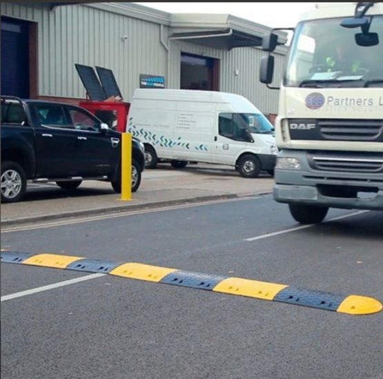  Pack ralentisseur type dos d&#039;âne - H.6 cm - Vitesse limitée 15 km/h - Bornes de stationnement fixes ou escamotables