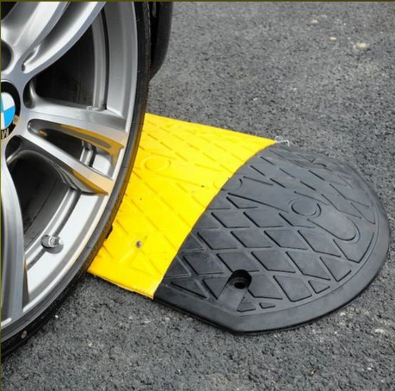 Pack ralentisseur type dos d&#039;âne - H.6 cm - Vitesse limitée 15 km/h - produit présenté par NORMEQUIP