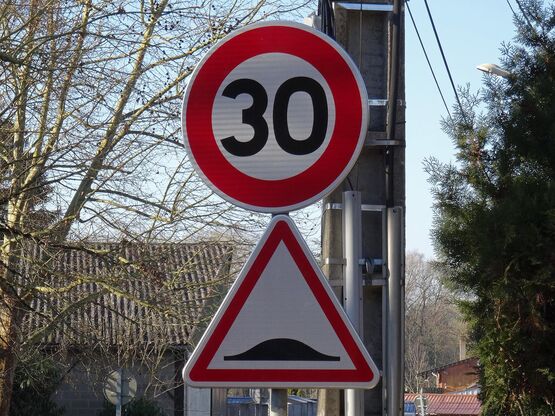  Panneau A2b attention dos d’âne 700 mm classe 2 | 1-02-2-008d - SALMA STORE