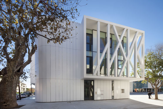 Panneau composite léger en aluminium thermolaqué anodisé |  ALUCOBOND Plus - produit présenté par 3A COMPOSITES