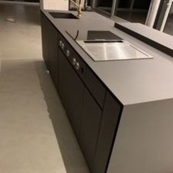 Panneau décoratif stratifié compact labélisé biosourcé pour plans de travail de cuisine | SAXUM - produit présenté par FUNDERMAX 