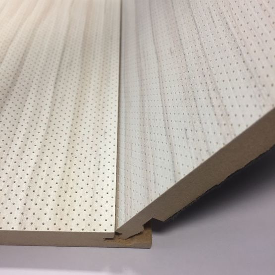 Panneau acoustique en bois rainuré intégrant un absorbeur phonique