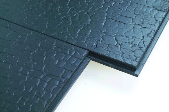  Panneau trois plis à surface noire gaufrée aspect bois brûlé | Carboris Figura - Lambris en panneaux