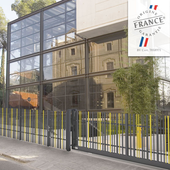  Panneaux barreaudés en acier au design fin pour décorer les extérieurs | Barreaudage STEM - Clôture métallique