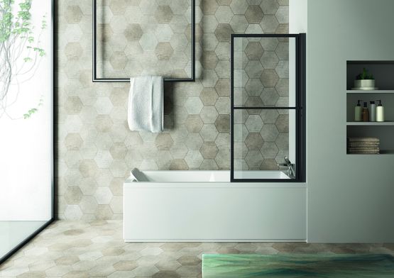 Pare baignoire verre clair 3 mm 1 volet pivotant et relevable | ALPHA SECURE - ATELIER DU BAIN