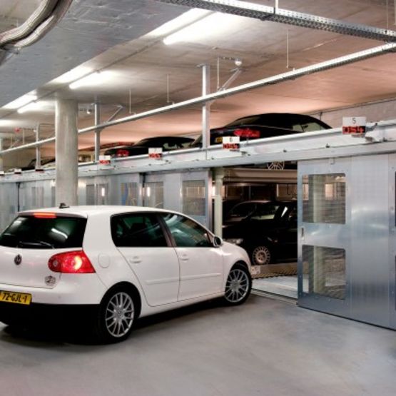  Parking semi-automatique - Combilift 543 - 3 niveaux  - Plate-forme de superposition pour véhicules